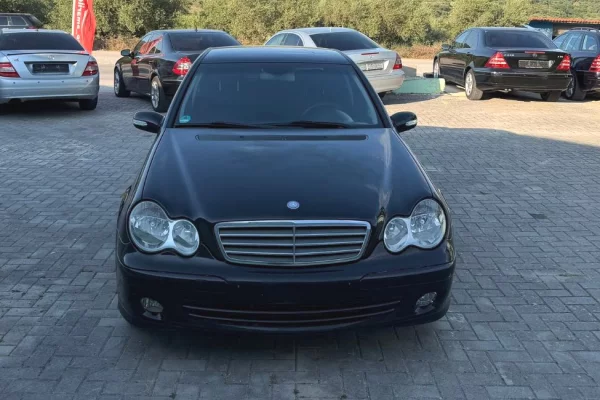 Makina ne shitje ne Fier, Mercedes-Benz, 2005 Benzine,Kambio Automatik Pagesa 3,250  Euro.