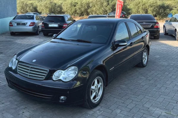Makina ne shitje ne Fier, Mercedes-Benz, 2005 Benzine,Kambio Automatik Pagesa 3,250  Euro.