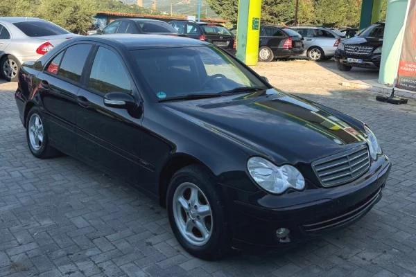Makina ne shitje ne Fier - 3,250 Euro