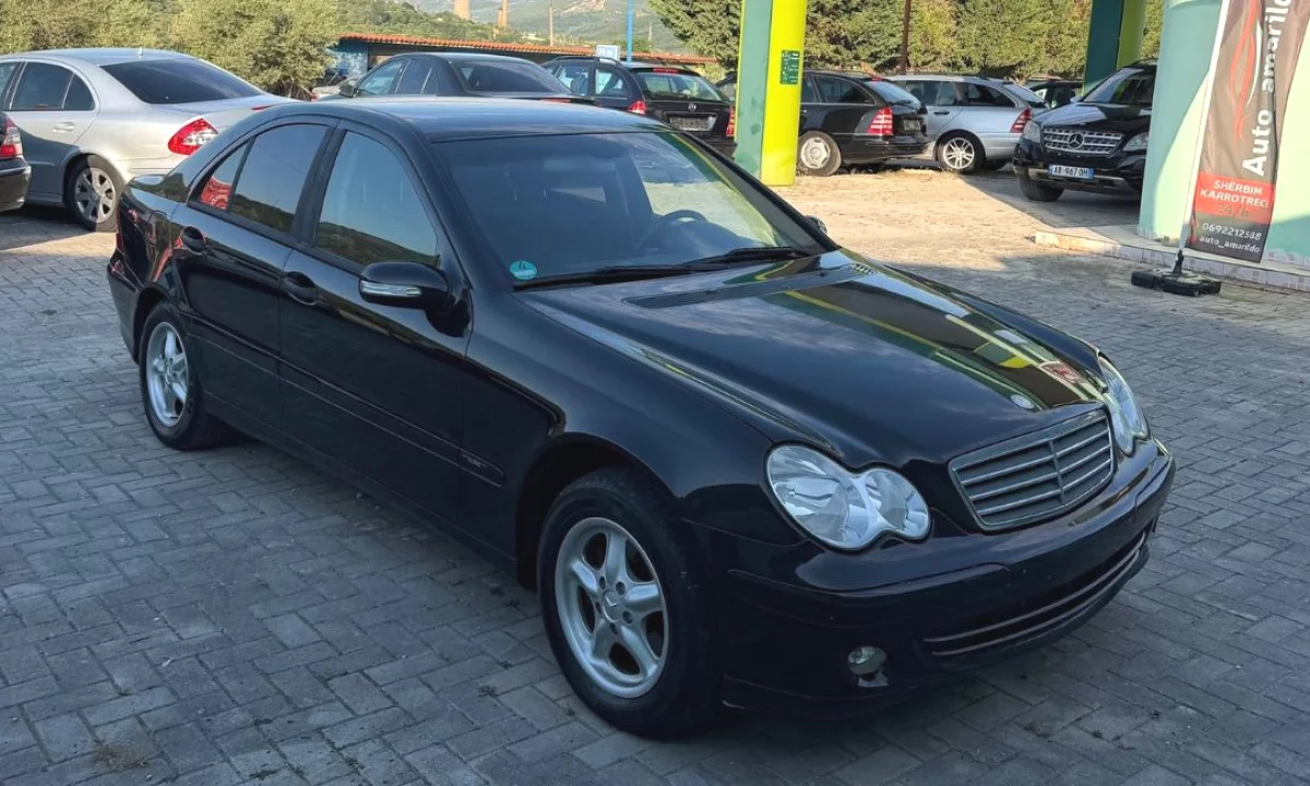 Makina ne shitje ne Fier, Mercedes-Benz, 2005 Benzine,Kambio Automatik Pagesa 3,250  Euro.