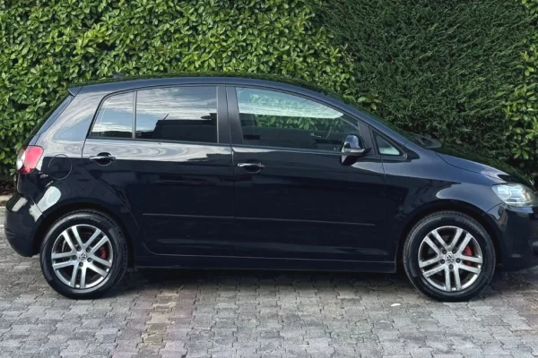 Makina ne shitje ne Tirane, Volkswagen, 2011 Diesel,Kambio Automatik Pagesa 5,900  Euro.