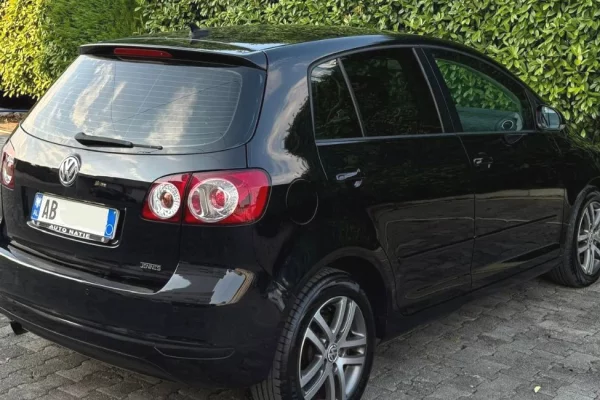 Makina ne shitje ne Tirane, Volkswagen, 2011 Diesel,Kambio Automatik Pagesa 5,900  Euro.