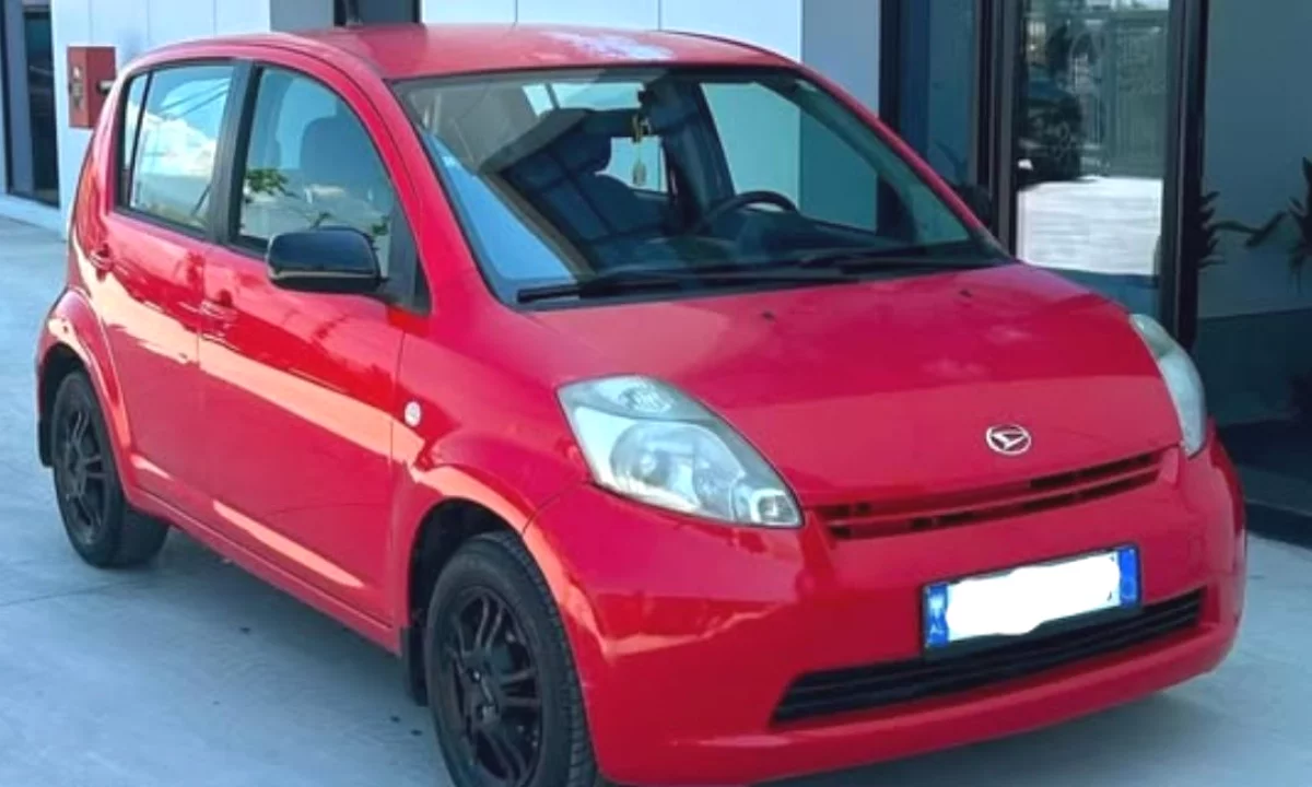Makina ne shitje ne Tirane, Daihatsu, 2007 Benzine,Kambio Manual Pagesa 2,300  Euro.