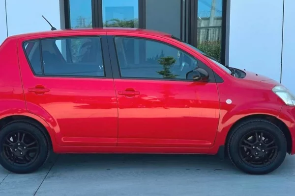 Makina ne shitje ne Tirane, Daihatsu, 2007 Benzine,Kambio Manual Pagesa 2,300  Euro.