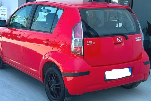 Makina ne shitje ne Tirane, Daihatsu, 2007 Benzine,Kambio Manual Pagesa 2,300  Euro.