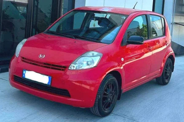 Makina ne shitje ne Tirane, Daihatsu, 2007 Benzine,Kambio Manual Pagesa 2,300  Euro.