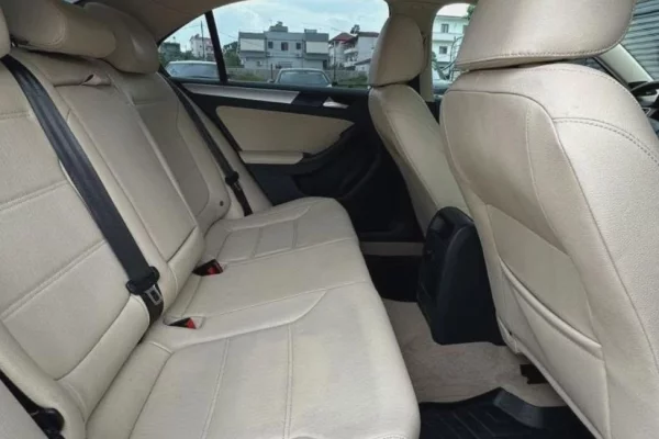Makina ne shitje ne Tirane, Volkswagen, 2012 Diesel,Kambio Automatik Pagesa 6,800  Euro.