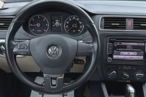 Makina ne shitje ne Tirane, Volkswagen, 2012 Diesel,Kambio Automatik Pagesa 6,800  Euro.