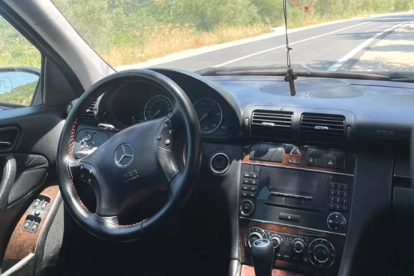 Makina ne shitje ne Fier, Mercedes-Benz, 2005 Diesel,Kambio Manual Pagesa 350,000  Leke.