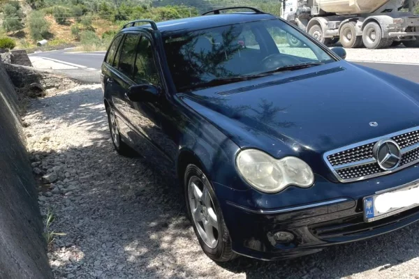 Makina ne shitje ne Fier, Mercedes-Benz, 2005 Diesel,Kambio Manual Pagesa 350,000  Leke.