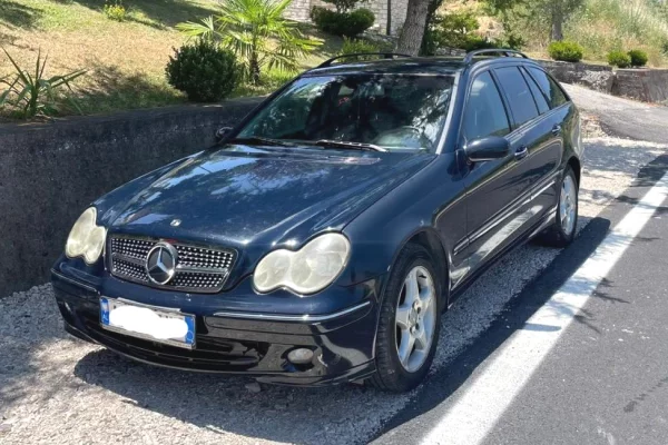 Makina ne shitje ne Fier - 350,000 Leke