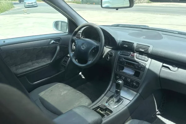 Makina ne shitje ne Tirane, Mercedes-Benz, 2003 Diesel,Kambio Automatik Pagesa 3,300  Euro.