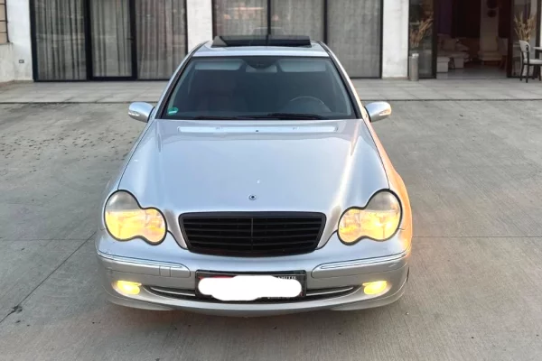 Makina ne shitje ne Tirane, Mercedes-Benz, 2003 Diesel,Kambio Automatik Pagesa 3,300  Euro.