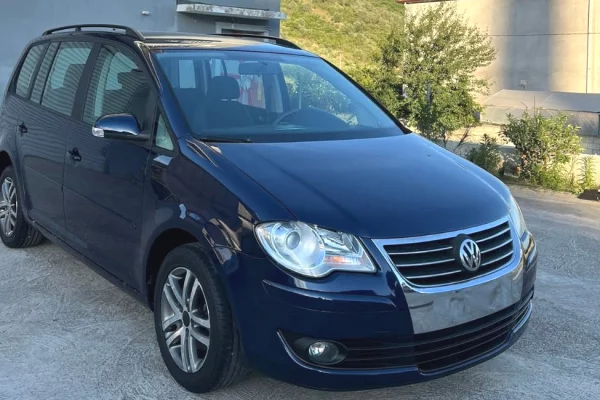 Makina ne shitje ne Elbasan, Volkswagen, 2009 Benzine,Kambio Manual Pagesa 400,000  Leke.