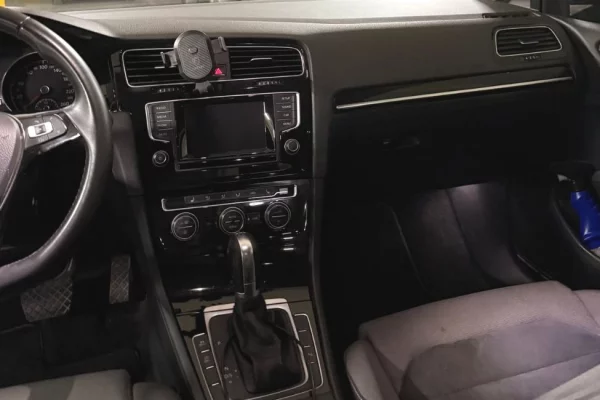 Makina ne shitje ne Tirane, Volkswagen, 2015 Diesel,Kambio Automatik Pagesa 9,000  Euro.