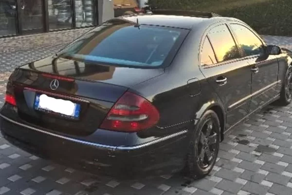 Makina ne shitje ne Durres, Mercedes-Benz, 2004 Diesel,Kambio Automatik Pagesa 350,000  Leke.
