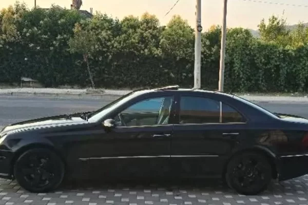 Makina ne shitje ne Durres, Mercedes-Benz, 2004 Diesel,Kambio Automatik Pagesa 350,000  Leke.