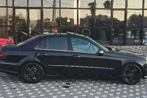 Makina ne shitje ne Durres, Mercedes-Benz, 2004 Diesel,Kambio Automatik Pagesa 350,000  Leke.
