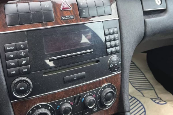 Makina ne shitje ne Berat, Mercedes-Benz, 2007 Diesel,Kambio Manual Pagesa 3,000  Euro.