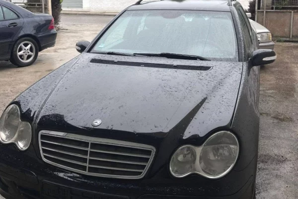 Makina ne shitje ne Berat, Mercedes-Benz, 2007 Diesel,Kambio Manual Pagesa 3,000  Euro.