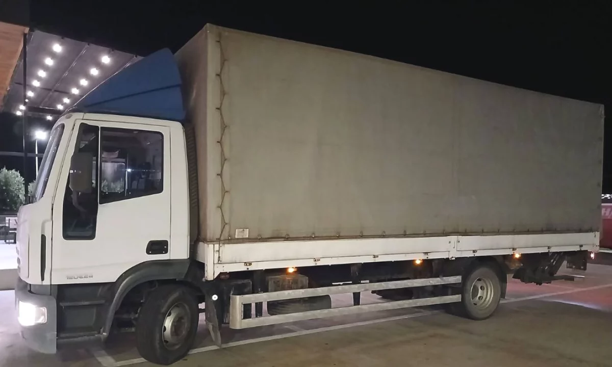 Makina ne shitje ne Vlore, Iveco, 2006 Diesel,Kambio Manual Pagesa 10,000  Euro.