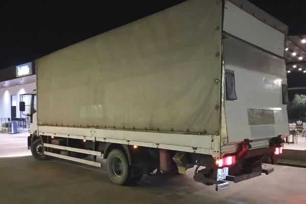 Makina ne shitje ne Vlore, Iveco, 2006 Diesel,Kambio Manual Pagesa 10,000  Euro.