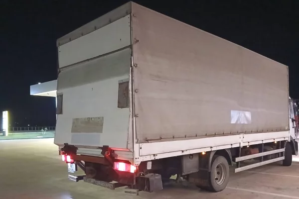 Makina ne shitje ne Vlore, Iveco, 2006 Diesel,Kambio Manual Pagesa 10,000  Euro.