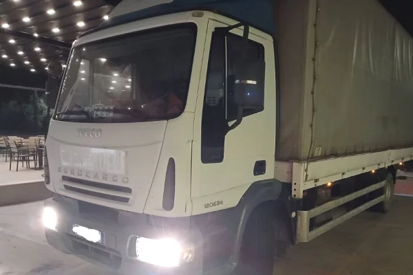 Makina ne shitje ne Vlore, Iveco, 2006 Diesel,Kambio Manual Pagesa 10,000  Euro.