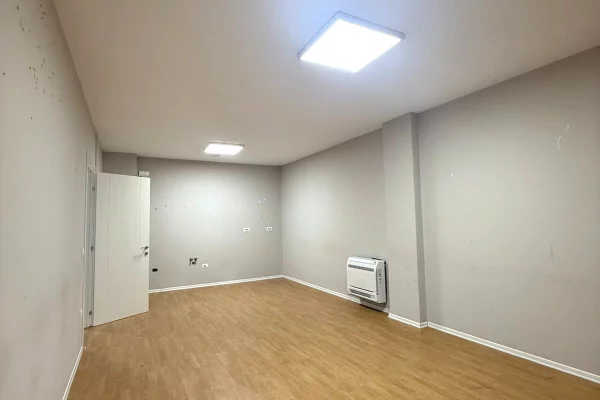 Eskluzive, Jepet me qera apartament bosh 2+1 + post parkimi 