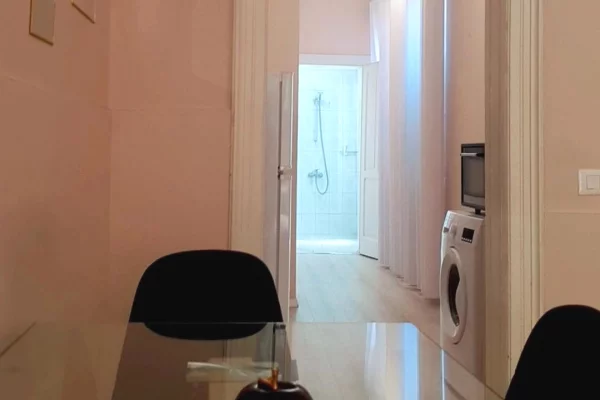 Shtepi me qera Apartament ne Tirane, 3+1, Mobilimi E mobiluar, Pagesa 1,100  Euro.