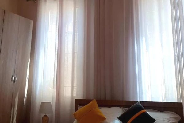 Shtepi me qera Apartament ne Tirane, 3+1, Mobilimi E mobiluar, Pagesa 1,100  Euro.