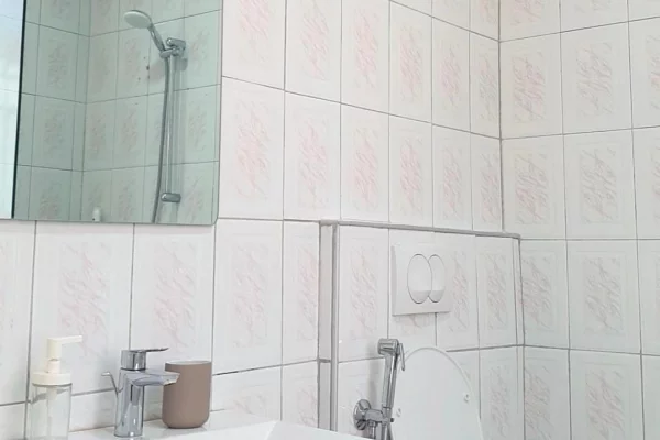 Shtepi me qera Apartament ne Tirane, 3+1, Mobilimi E mobiluar, Pagesa 1,100  Euro.