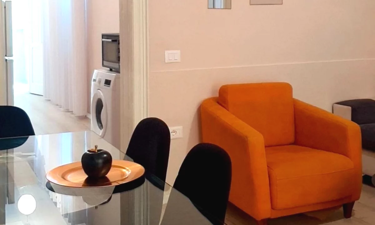 Shtepi me qera Apartament ne Tirane, 3+1, Mobilimi E mobiluar, Pagesa 1,100  Euro.