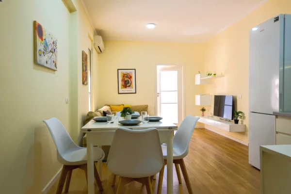 Shtepi me qera Apartament ne Tirane, 2+1, Mobilimi E mobiluar, Pagesa 900  Euro.