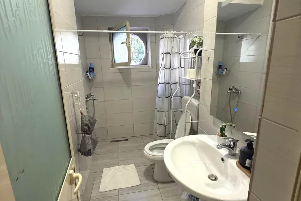 Shtepi me qera Apartament ne Tirane, 2+1, Mobilimi E mobiluar, Pagesa 800  Euro.