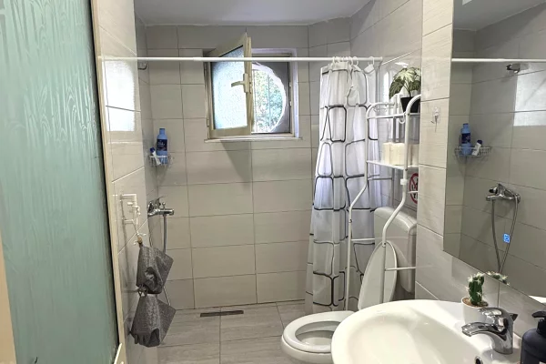 Shtepi me qera Apartament ne Tirane, 2+1, Mobilimi E mobiluar, Pagesa 800  Euro.