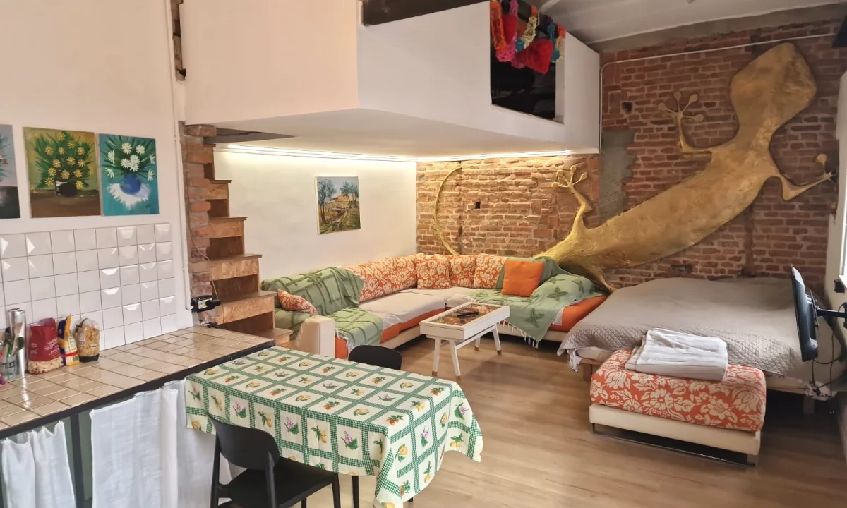 Shtepi me qera Duplex(shtepi me 2 kate) ne Tirane, 2+1, Mobilimi E mobiluar, Pagesa 1,400  Euro.