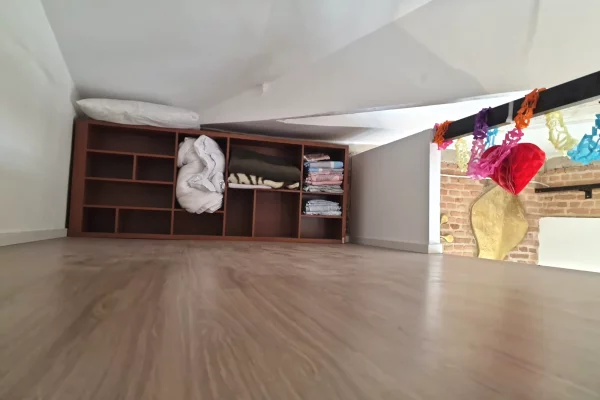 Shtepi me qera Duplex(shtepi me 2 kate) ne Tirane, 2+1, Mobilimi E mobiluar, Pagesa 1,400  Euro.