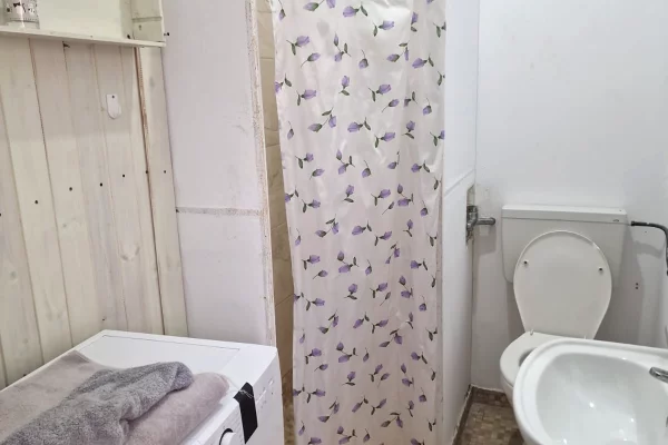 Shtepi me qera Duplex(shtepi me 2 kate) ne Tirane, 2+1, Mobilimi E mobiluar, Pagesa 1,400  Euro.