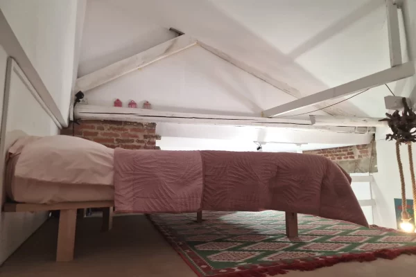 Shtepi me qera Duplex(shtepi me 2 kate) ne Tirane, 2+1, Mobilimi E mobiluar, Pagesa 1,400  Euro.