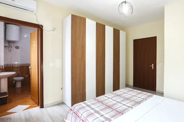 Shtepi me qera Apartament ne Tirane, 3+1, Mobilimi E mobiluar, Pagesa 1,100  Euro.