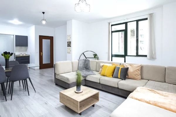 Eskluzive,Jepet me qera apartament 3+1+2 tualete te ish-Ekspozita !