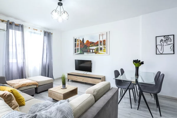 Shtepi me qera Apartament ne Tirane, 3+1, Mobilimi E mobiluar, Pagesa 1,100  Euro.