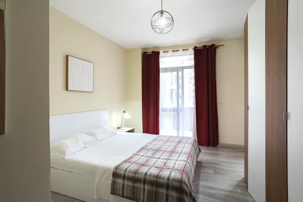 Shtepi me qera Apartament ne Tirane, 3+1, Mobilimi E mobiluar, Pagesa 1,100  Euro.