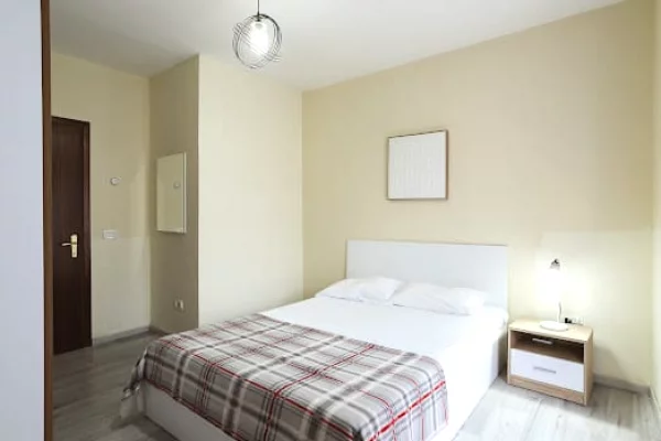 Shtepi me qera Apartament ne Tirane, 3+1, Mobilimi E mobiluar, Pagesa 1,100  Euro.