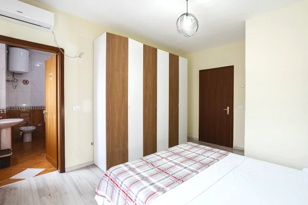 Shtepi me qera Apartament ne Tirane, 3+1, Mobilimi E mobiluar, Pagesa 1,100  Euro.