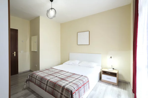 Shtepi me qera Apartament ne Tirane, 3+1, Mobilimi E mobiluar, Pagesa 1,100  Euro.