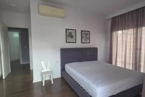 Shtepi me qera Apartament ne Tirane, 2+1, Mobilimi E mobiluar, Pagesa 750  Euro.