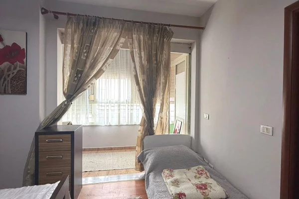 Shtepi me qera Apartament ne Tirane, 2+1, Mobilimi E mobiluar, Pagesa 650  Euro.