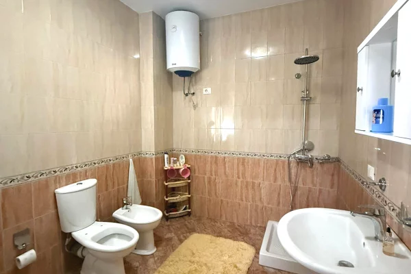 Shtepi me qera Apartament ne Tirane, 2+1, Mobilimi E mobiluar, Pagesa 650  Euro.